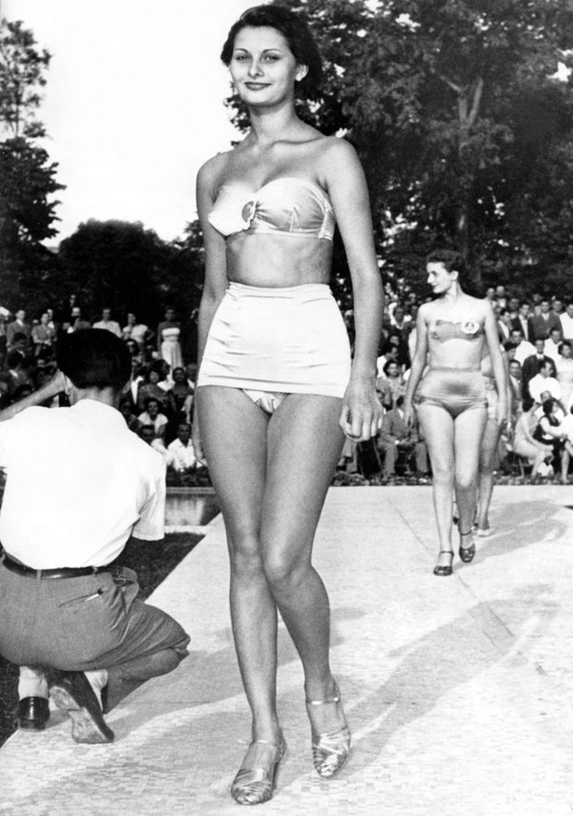 A_young_Sophia_Loren,_aged_15,_at_a_beauty_contest_in_Naples,_Italy Софи Лорен в молодости