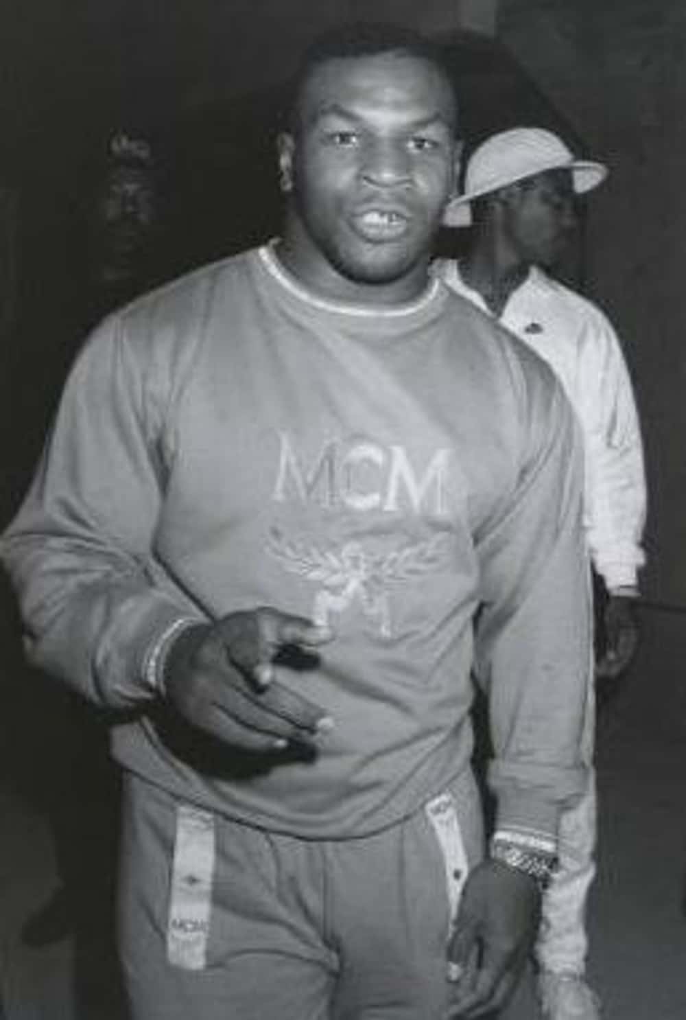young-mike-tyson-in-gray-mgm-sweatsuit-photo-u1 Майк Тайсон в молодости