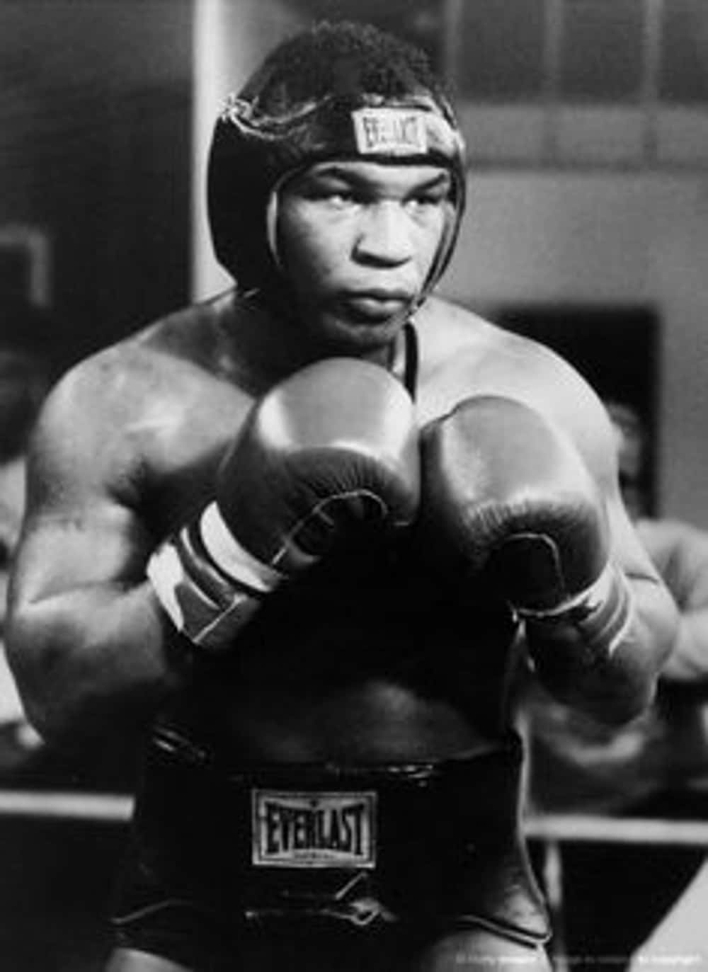 young-mike-tyson-in-the-ring-in-defensive-pose-photo-u1 Майк Тайсон в молодости