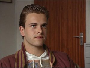 Джонни Ли Миллер в молодости: лондонское детство, театральная школа, культ 1990-х и формирование актёра интеллектуального напряжения