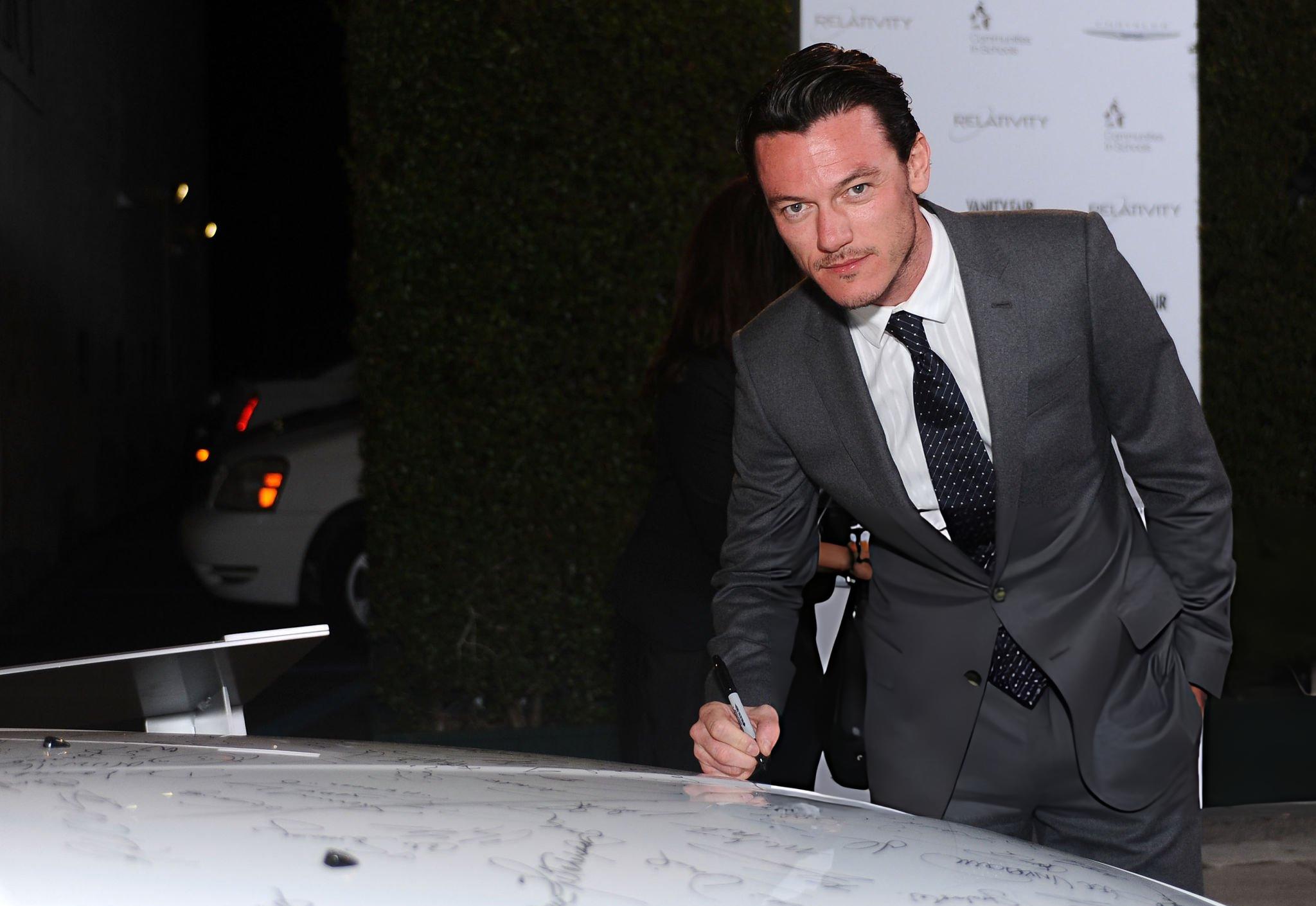 Люк Эванс в молодости